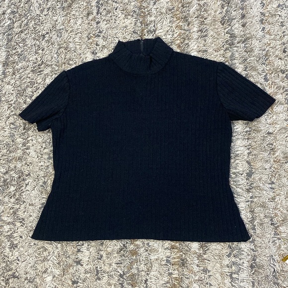 St. John collection short sleeve, mock neck crop ribbed top size small - Picture 1 of 8